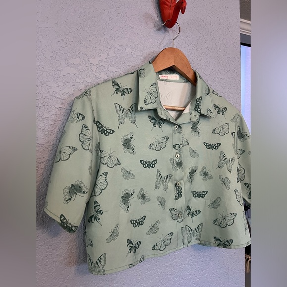 Butterfly Patterned Button-Up Collared Crop-Top - Picture 2 of 7